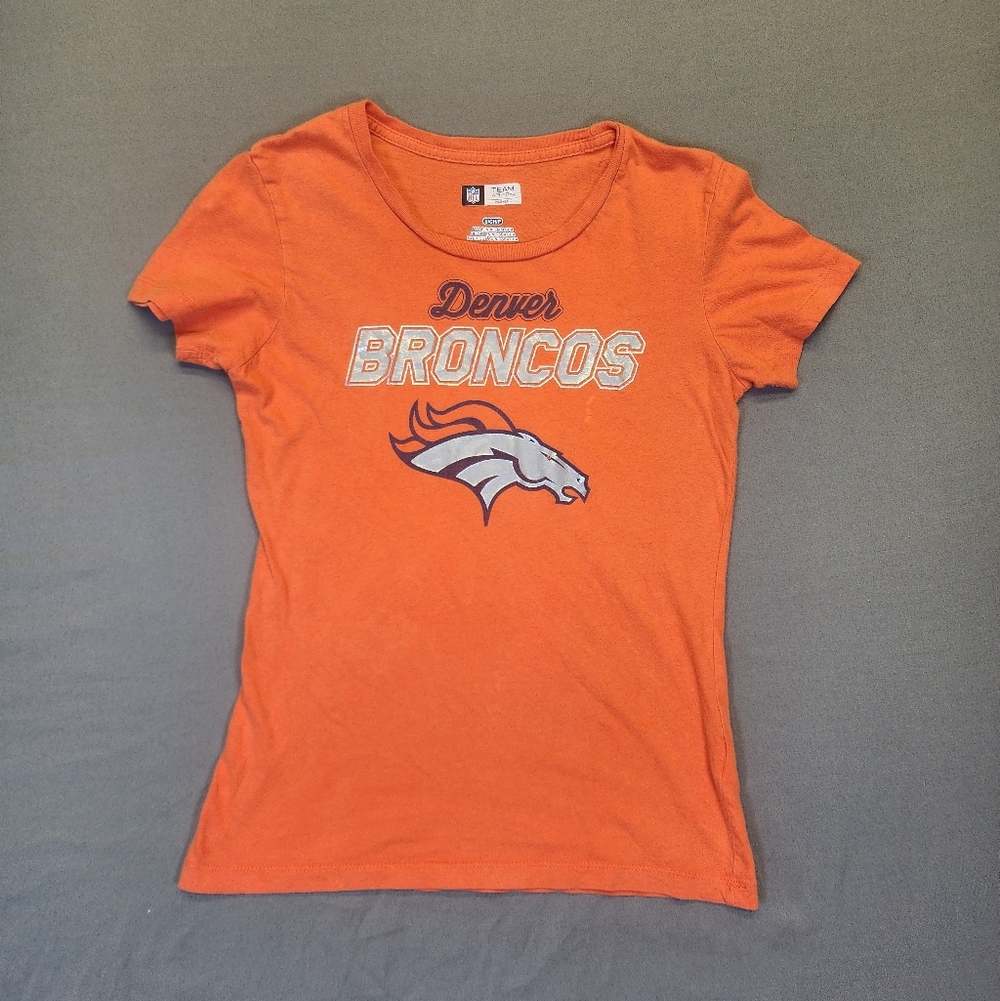​Denver Broncos NFL Team Apparel Orange Graphic T-Shirt Women’s Small